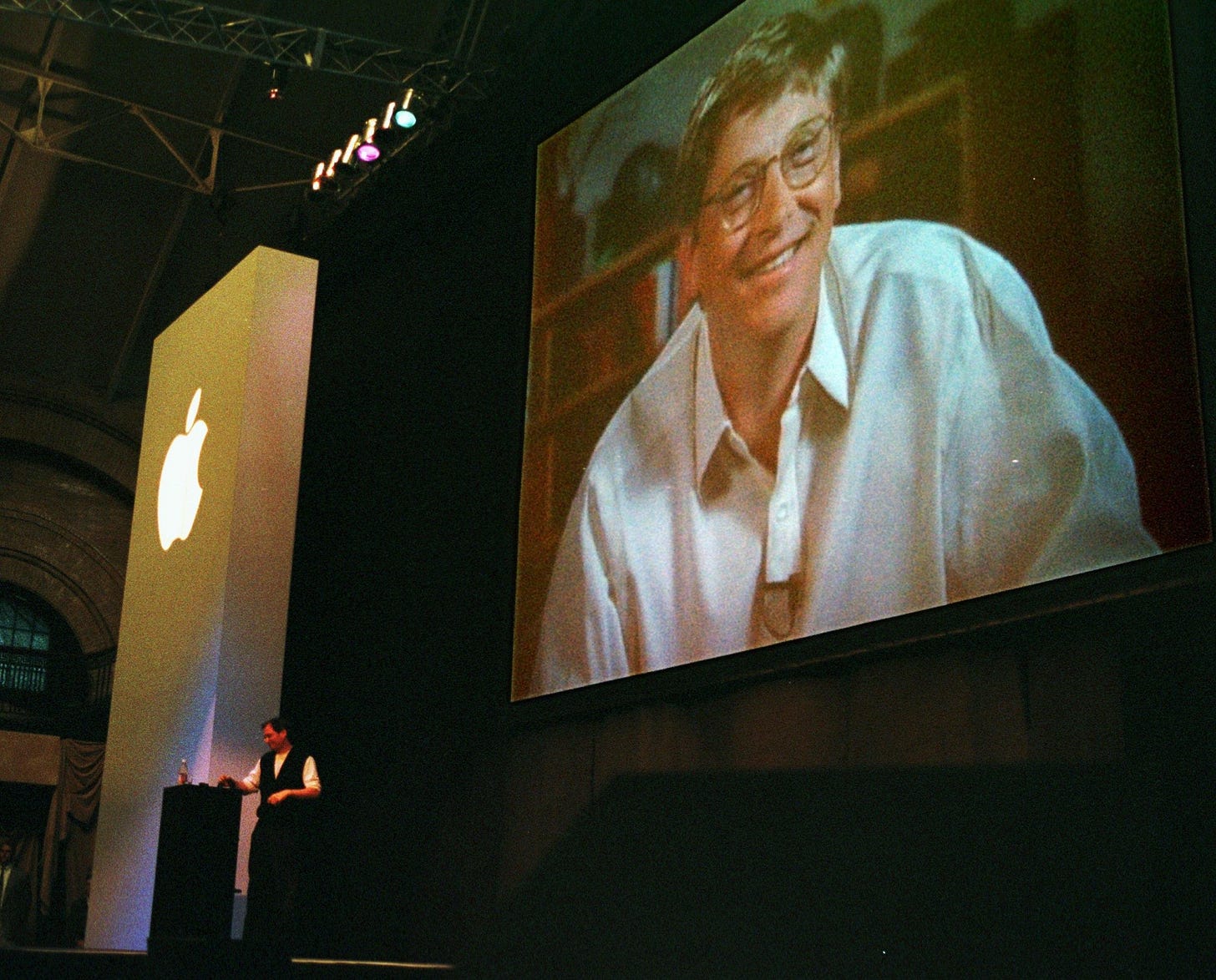 Bill Gates beams into the 1997 Macworld conference, pledging a $150 million  investment in his struggling competitor while the crowd jeers and boos.  [2464x1986] : r/HistoryPorn