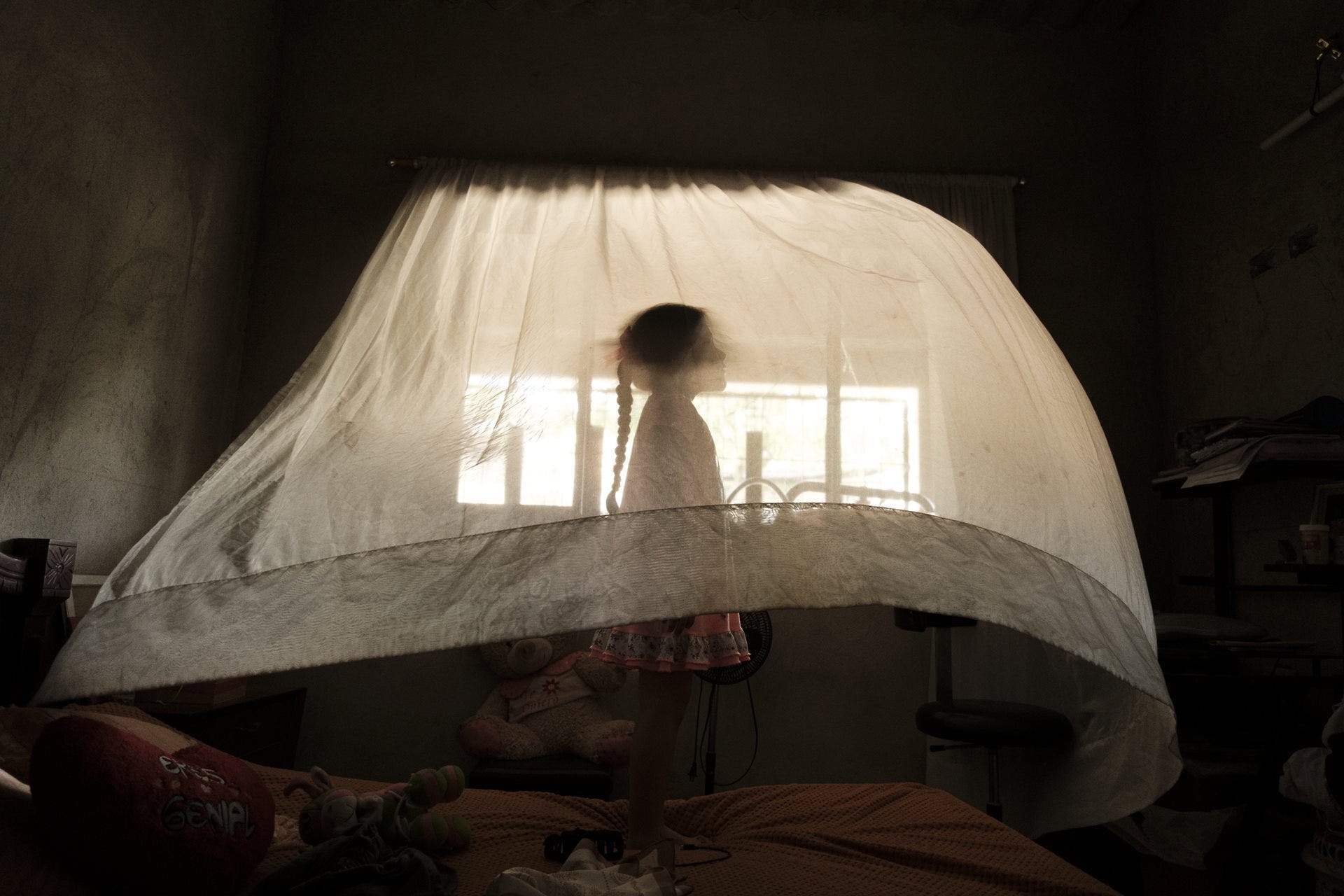 Valeria (5) plays behind a curtain at her aunt’s house in Los Patios, Norte de Santander, Colombia. She is raised solely by her mother. In her region, 30% of households are headed exclusively by women, 10 September 2025. © Ferley A. Ospina Valeria (5) plays behind a curtain at her aunt’s house in Los Patios, Norte de Santander, Colombia. She is raised solely by her mother. In her region, 30% of households are headed exclusively by women, 10 September 2025. © Ferley A. Ospina