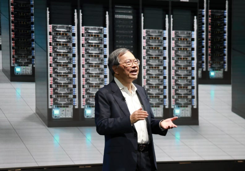 美超微創辦人暨執行長梁見後(Charles Liang)——三十年親力親為的「創辦人驅動」文化,是它能比 OEM 巨頭更快交付 AI 伺服器的關鍵;背景為美超微 AI 伺服器機櫃(圖:遠見) 美超微創辦人暨執行長梁見後(Charles Liang)——三十年親力親為的「創辦人驅動」文化,是它能比 OEM 巨頭更快交付 AI 伺服器的關鍵;背景為美超微 AI 伺服器機櫃(圖:遠見)