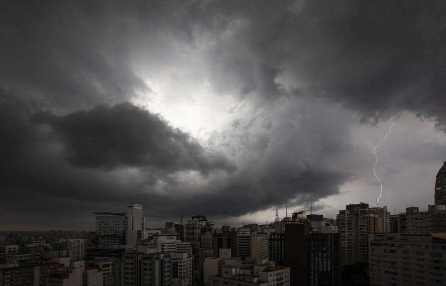 Após forte calor de manhã, São Paulo tem tempestade com vendaval e granizo  à tarde