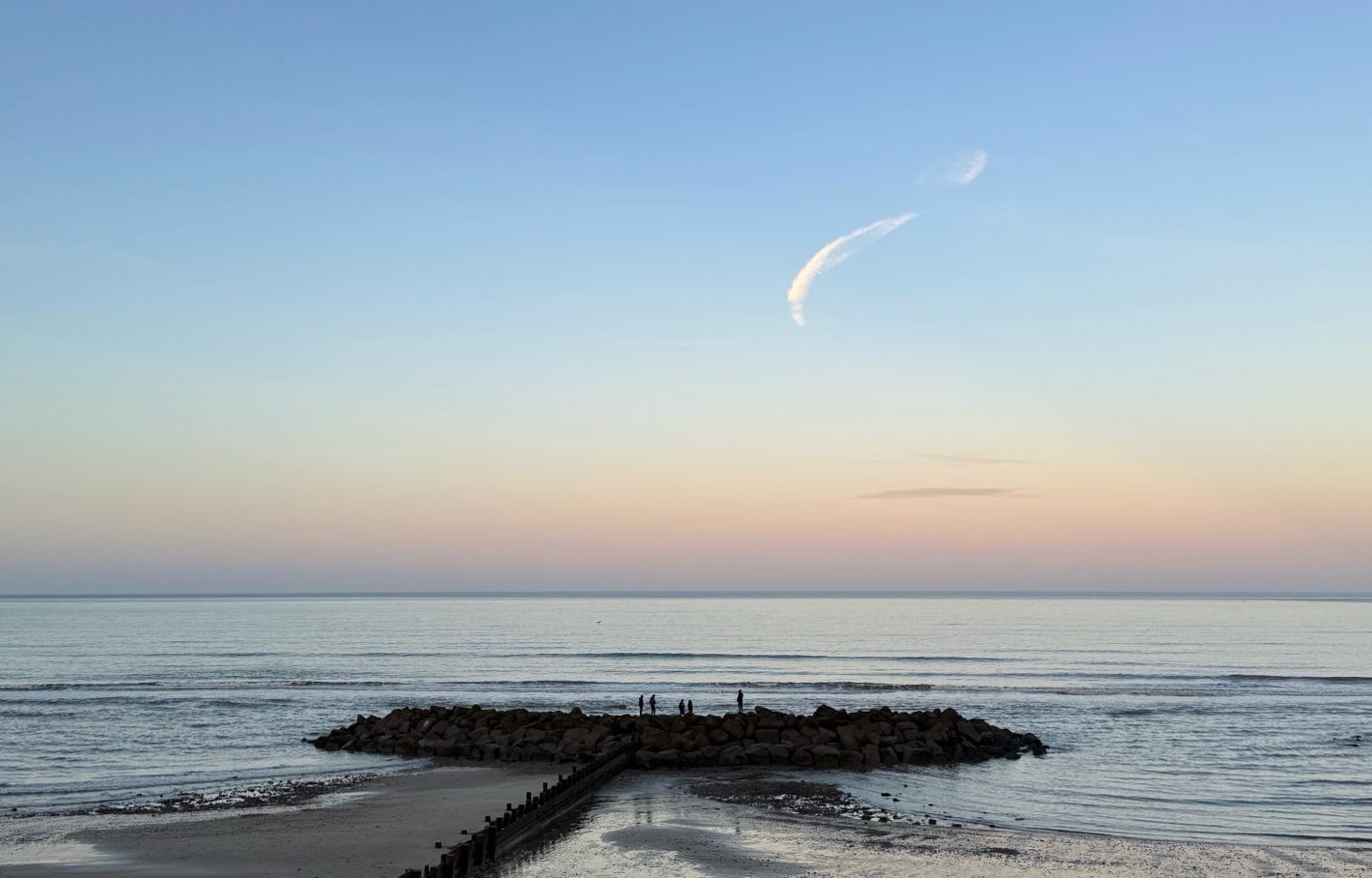 A group of people standing on a beach

AI-generated content may be incorrect.
