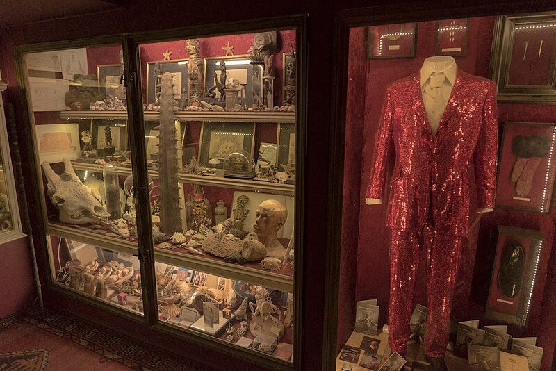 File:The Viktor Wynd Museum cabinet of curiosities 23.jpg File:The Viktor Wynd Museum cabinet of curiosities 23.jpg