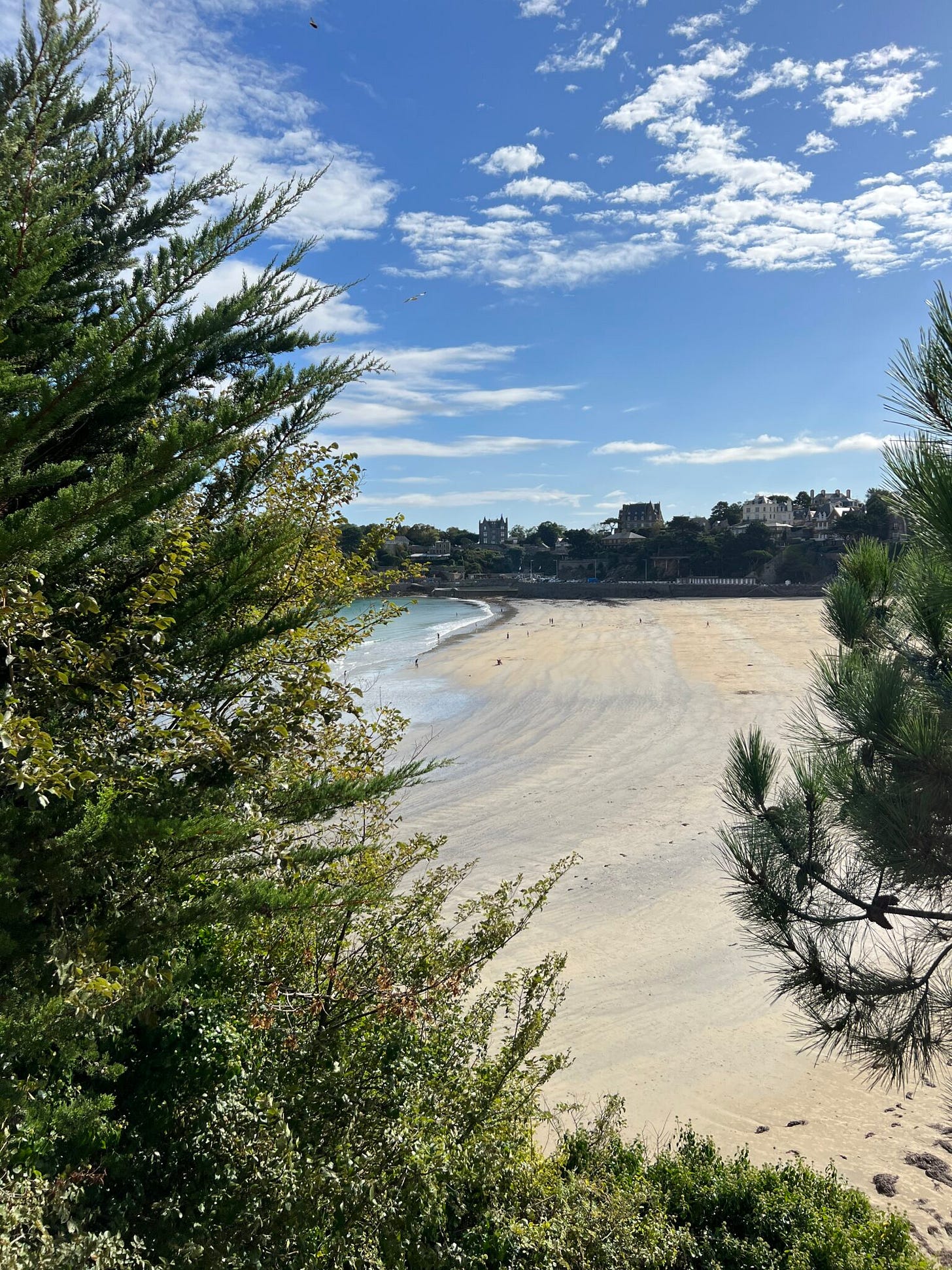 Blick auf Strand und Meer und Häuser bzw. Villen von Dinard, Bretagne, Frankreich