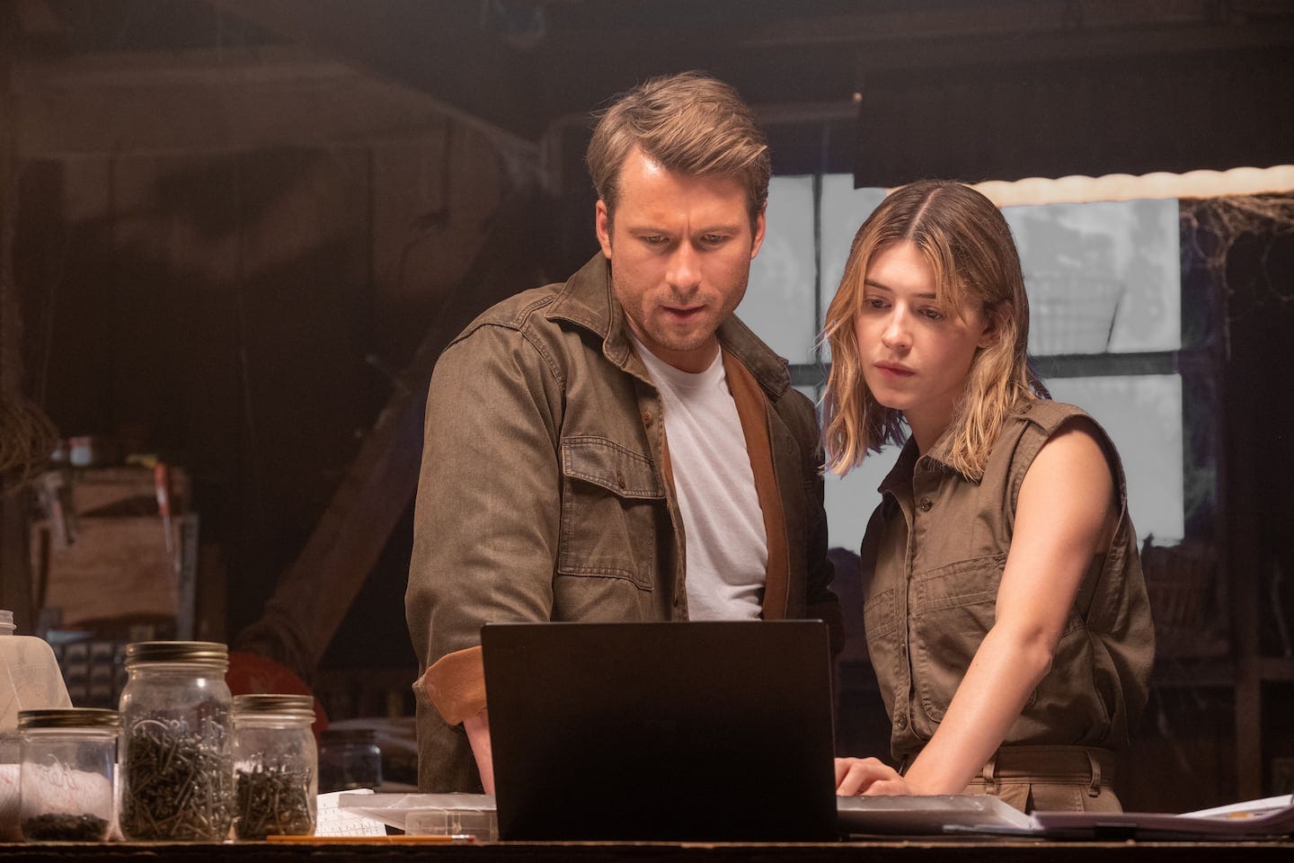 Daisy Edgar-Jones and Glen Powell star in familiar "Twisters"