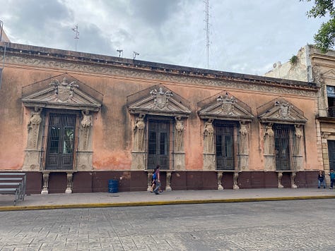 Photos of the exterior of the Case de Montejo