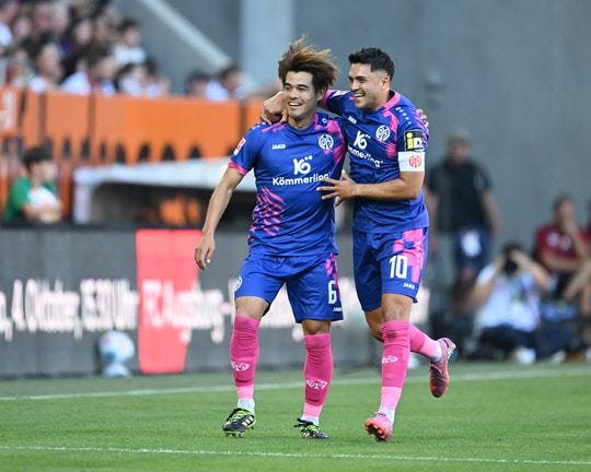 10-man Mainz demolish Augsburg as Kaishu Sano stars | Bundesliga