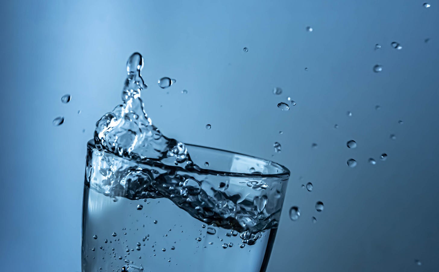Un bicchiere d'acqua limpida come scelta consapevole per la salute e la longevità Un bicchiere d'acqua limpida come scelta consapevole per la salute e la longevità