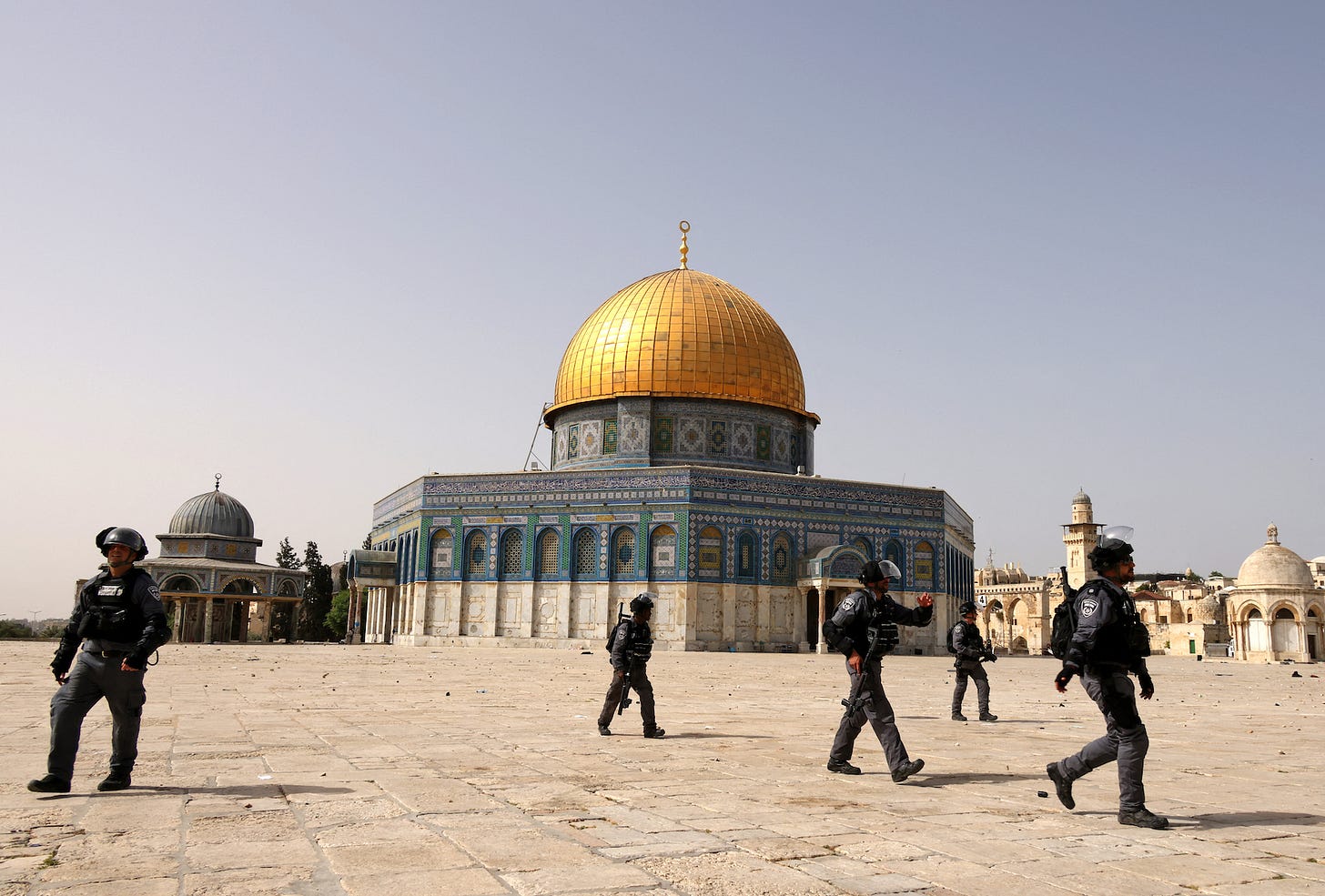 For the first time in months, Israeli police shut down Al-Aqsa Mosque for  the Muslim worshippers