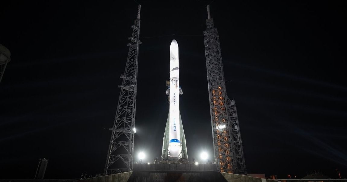 Blue Origin's New Glenn rocket rises on launch pad ahead of debut liftoff  (photo) | Space