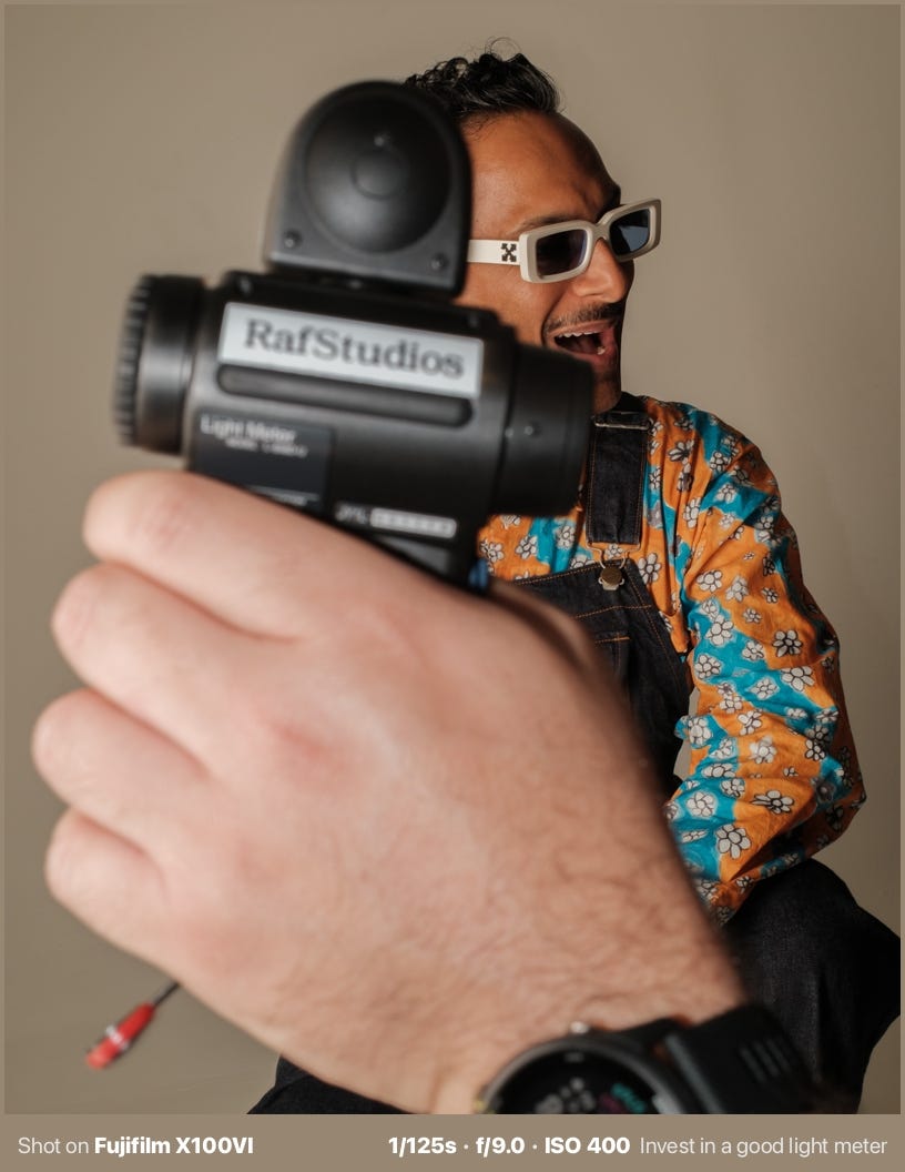 Uma mão segurando um fotômetro com uma etiqueta dizendo RafStudios. Uma pessoa descolada no fundo, com iluminação perfeita Minha recomendação é investir em um bom fotômetro antes de comprar luzes caras. Na foto, Shaun Pazel. Crédito da foto: Marc. Uma mão segurando um fotômetro com uma etiqueta dizendo RafStudios. Uma pessoa descolada no fundo, com iluminação perfeita Minha recomendação é investir em um bom fotômetro antes de comprar luzes caras. Na foto, Shaun Pazel. Crédito da foto: Marc.