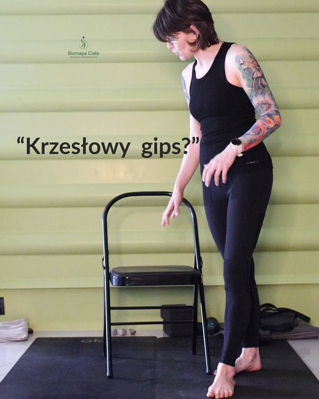 Może być zdjęciem przedstawiającym joga, odzież sportowa i tekst „ي Biomapa Ciala "Krzesłowy gips?"” Może być zdjęciem przedstawiającym joga, odzież sportowa i tekst „ي Biomapa Ciala "Krzesłowy gips?"”