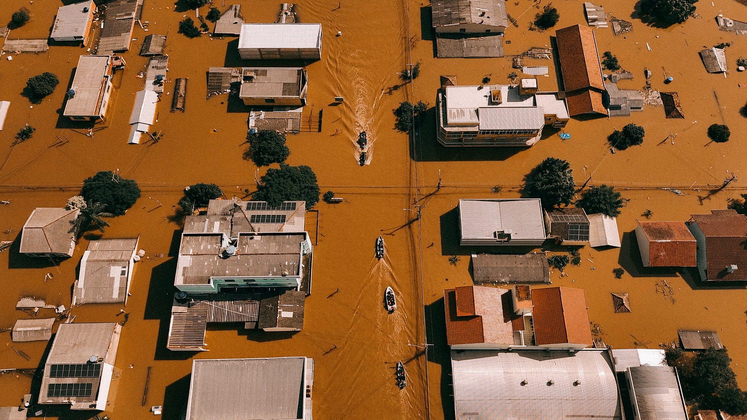 Imagem de drone mostra voluntários procurando por moradores isolados em Canoas, no Rio Grande do Sul, — Foto: REUTERS/Amanda Perobelli Imagem de drone mostra voluntários procurando por moradores isolados em Canoas, no Rio Grande do Sul, — Foto: REUTERS/Amanda Perobelli