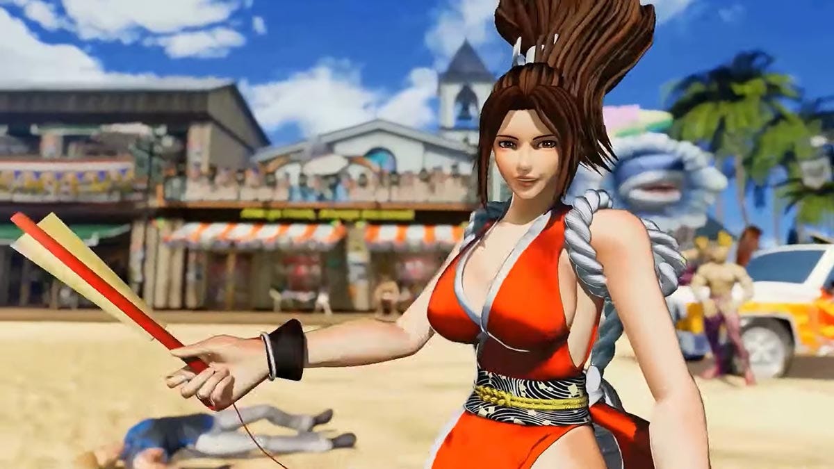 Screenshot aus dem Spiel "King of Fighters 15" (2022) von SNK. Vor einer Art Strandpromenade steht die Figur Mai Shiranui, hinter ihr liegt eine besiegt aussehende Männerfigur im Sand. Mai Shiranui ist ostasiatisch lesbar, hat lange, hochgesteckte, dunkelbraune Haare, vorne reichen ihr zwei dicke Haarsträhnen bis zum Kinn runter. Sie lächelt, in ihrer rechten Hand hält sie einen noch nicht aufgeklappten Fächer. Es könnte eine Siegespose sein. Sie trägt eine Art freizügigen, roten Kimono, ohne Ärmel und mit tiefem Dekolletee. Ihre als "groß" lesbaren Brüste sind prominent herausgestellt.