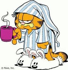 desenho do gato garfield. ele é laranja com listras negras, usa um pijama listrado de azul e branco, tem pantufas brancas em forma de coelho e segura uma xícara roxa. ele tem uma cara que quem está de mau humor e sai fumaça de dentro da xícara.