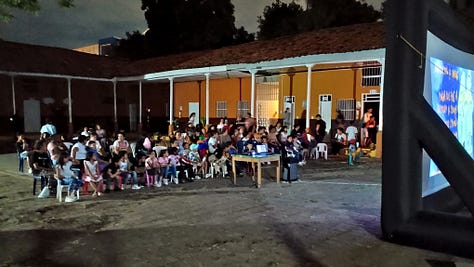 Figura 9. A) Cartelera. B) Proyección del documental Amor, mujeres y flores en barrio San Bosco. C) Proyección de cortos latinos en el barrio Sucre para público infantil.
