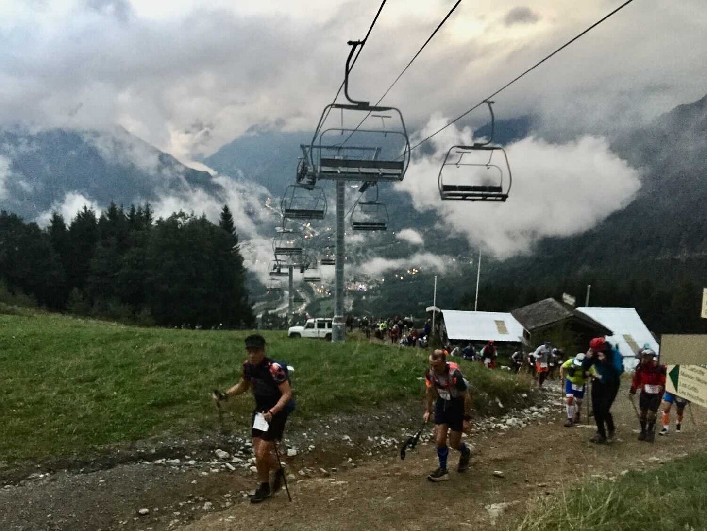Conga line on the first climb (Les Houches and Chamonix in the background) Conga line on the first climb (Les Houches and Chamonix in the background)
