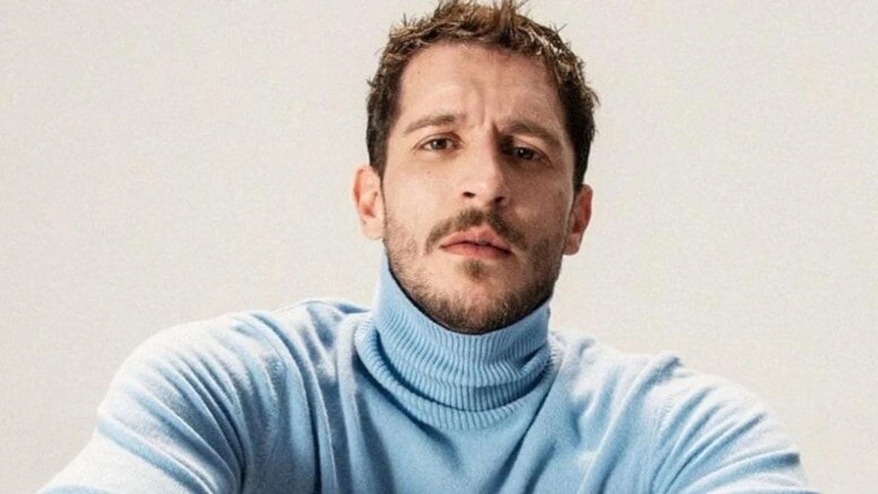 Uraz Kaygılaroğlu magazin çekimi — mavi boğazlı kazak, beyaz arka plan Uraz Kaygılaroğlu magazin çekimi — mavi boğazlı kazak, beyaz arka plan