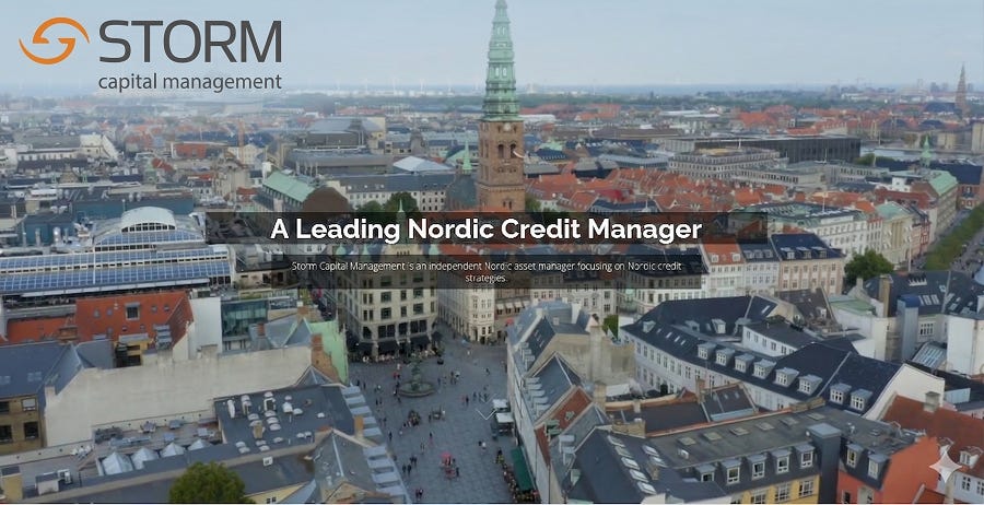 Vista aérea panorámica de Copenhague con tejados rojos y una aguja de iglesia, con el logotipo de 'Storm Capital Management' y el título 'A Leading Nordic Credit Manager' superpuesto Vista aérea panorámica de Copenhague con tejados rojos y una aguja de iglesia, con el logotipo de 'Storm Capital Management' y el título 'A Leading Nordic Credit Manager' superpuesto