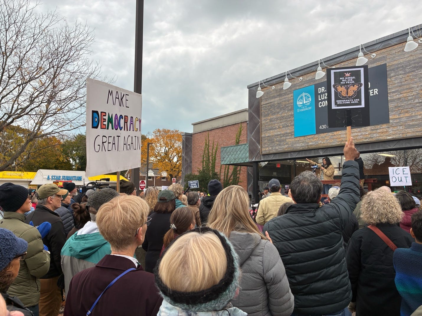 A group of people standing in a crowd

AI-generated content may be incorrect.