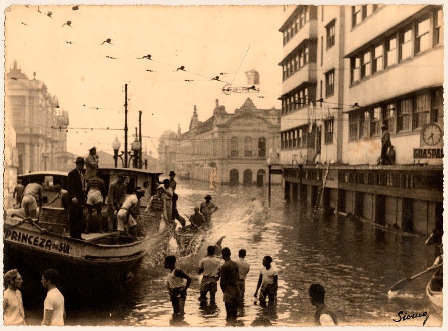 Em 1941, uma enchente atingiu Porto Alegre, e pessoas tiveram que andar de barco pelo centro da cidade