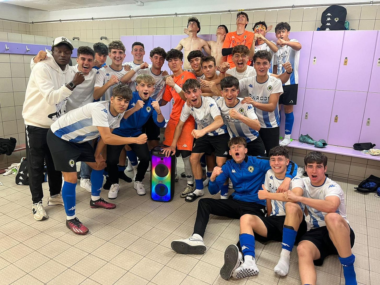 Los jugadores del Juvenil B celebrando la victoria en el vestuario Los jugadores del Juvenil B celebrando la victoria en el vestuario