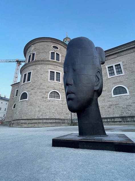 aeropuerto, estación de tren, plazas, ríos, iglesias