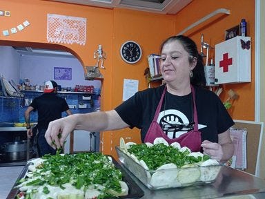 Une militante féministe prépare un repas à l'attentiond e femmes victimes de violences conjugales Une militante féministe prépare un repas à l'attentiond e femmes victimes de violences conjugales