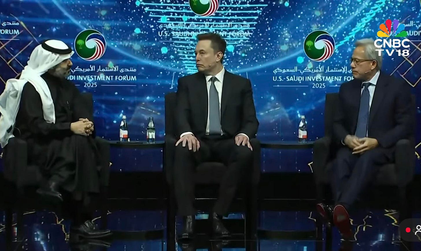 可能是一或多人、電視、新聞中心、講臺和文字的圖像