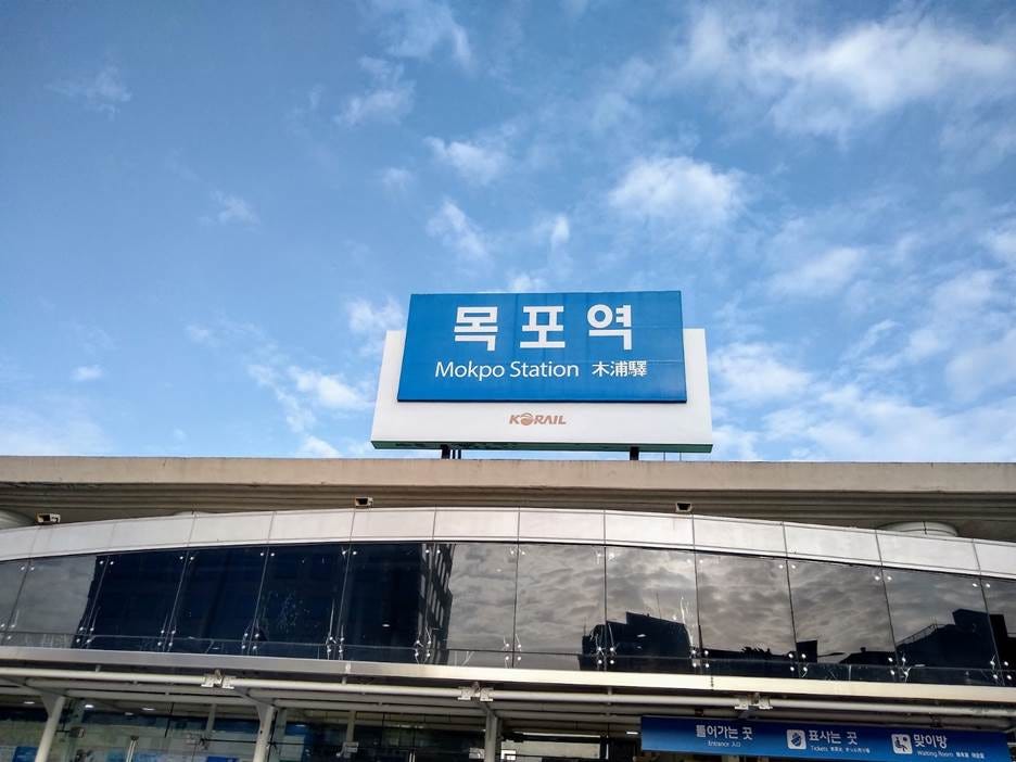A sign on top of a building

AI-generated content may be incorrect.