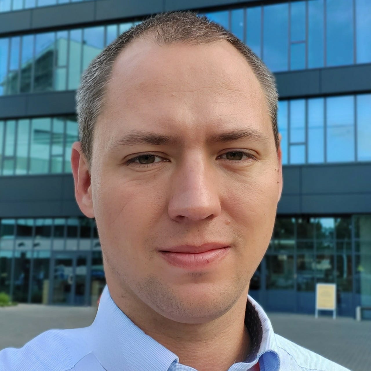 Ariel Zwolinski on Business and Tech logo