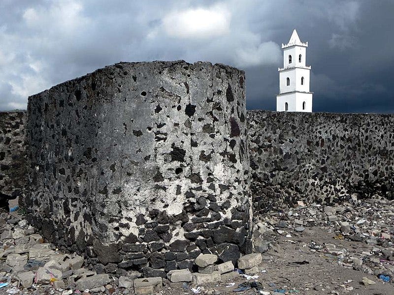 File:Ntsaoueni Wall (10927095456).jpg