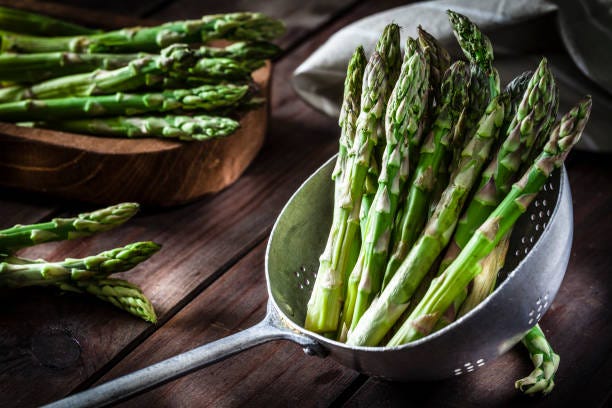 Asperges fraîches dans une passoire métallique ancienne - Photo