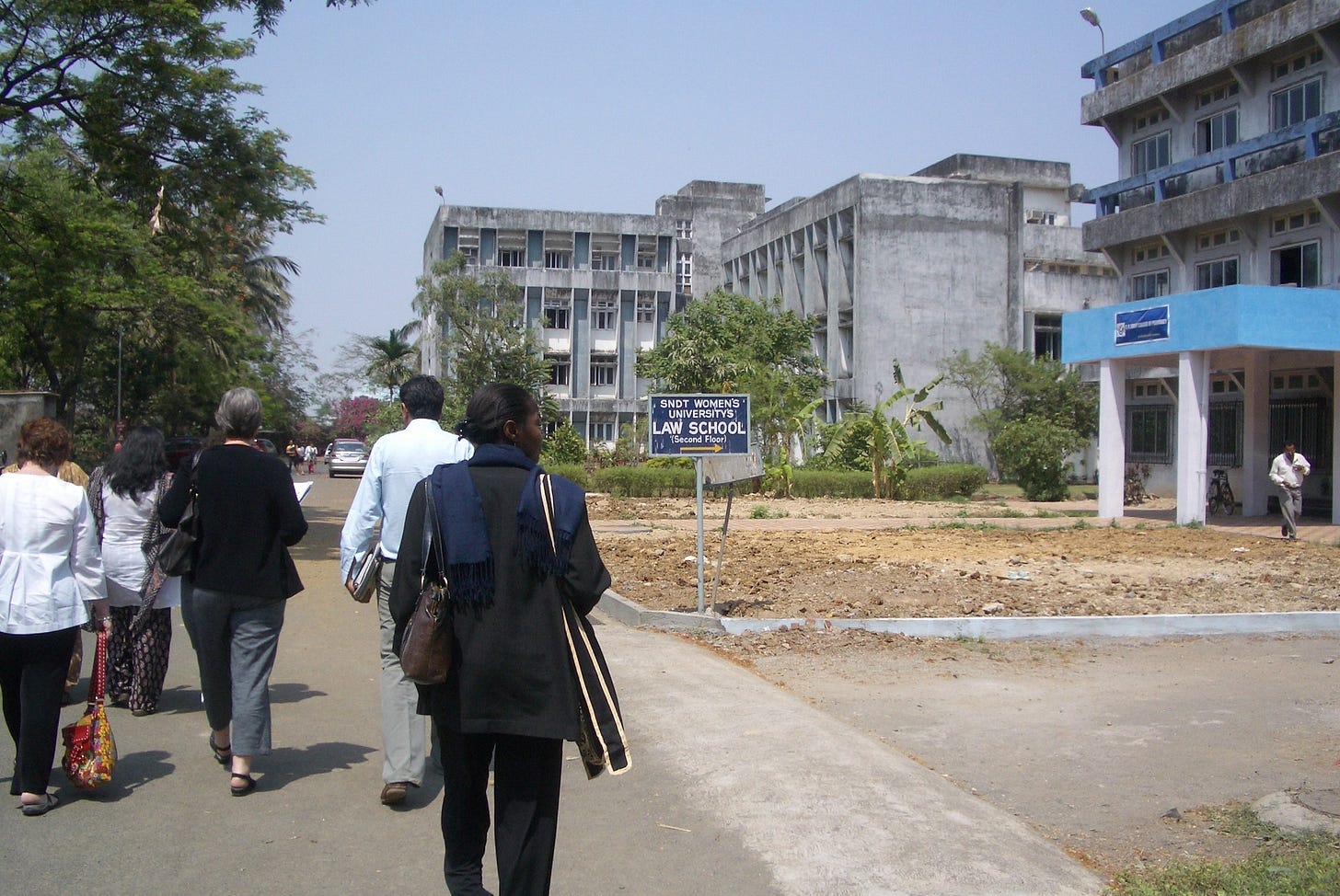 https://bethacunningham.files.wordpress.com/2009/03/womenunivmumbai.jpg