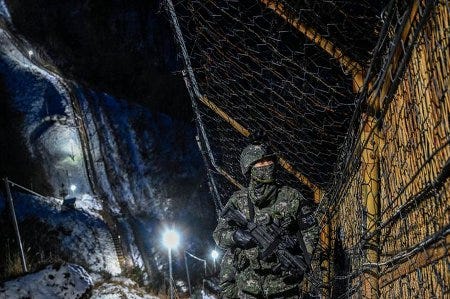 Un soldat sud-coréen dans la zone démilitarisée Un soldat sud-coréen dans la zone démilitarisée