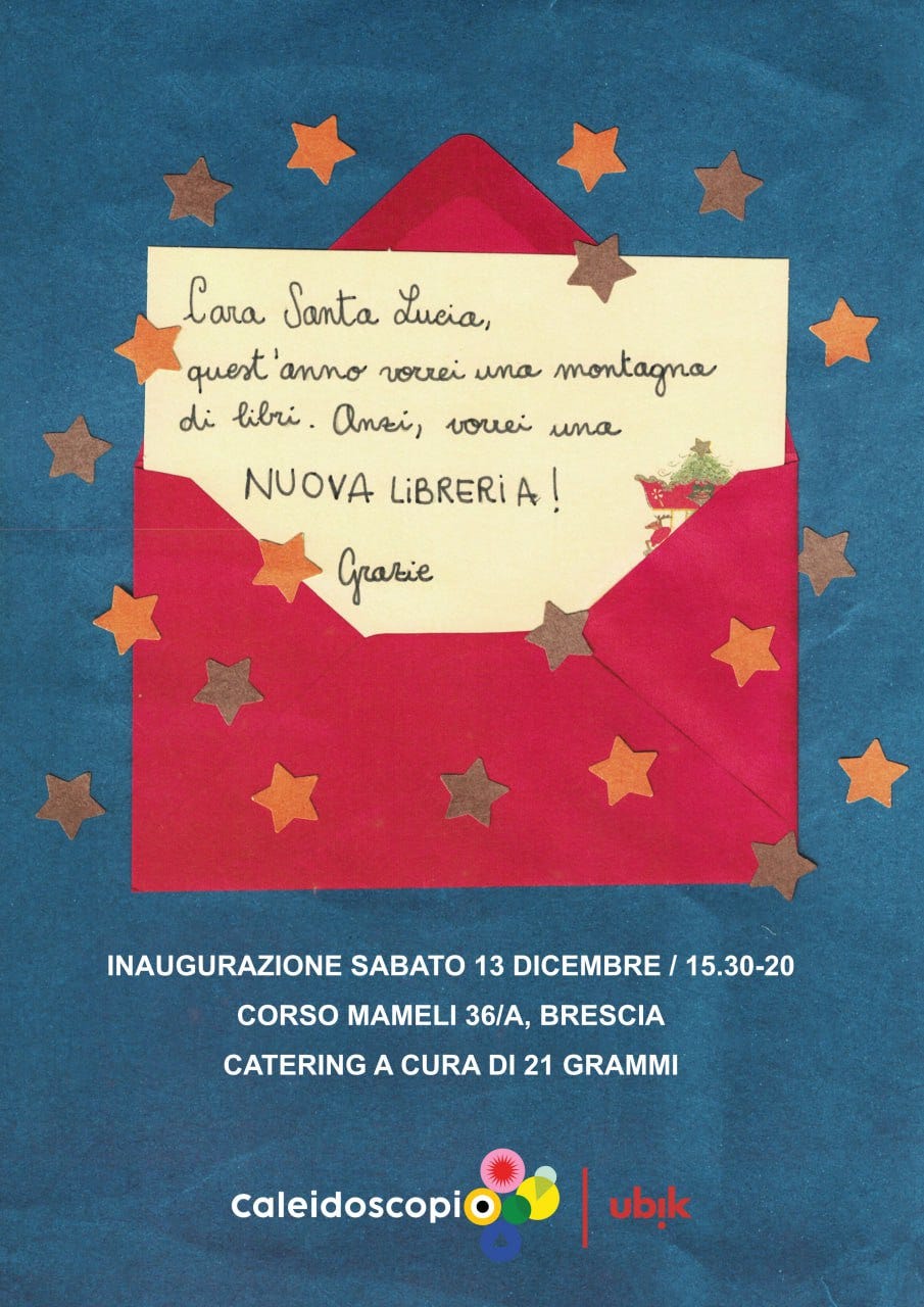Locandina di annuncio su sfondo blu scuro. Al centro, una grande busta rossa aperta contiene un foglio su cui è scritto a mano: "Cara Santa Lucia, quest'anno vorrei una montagna di libri. Anzi, vorrei una NUOVA LIBRERIA! Grazie". La busta è decorata con stelle ritagliate marroni e arancioni. Sotto, in bianco, si legge l'annuncio di inaugurazione: "INAUGURAZIONE SABATO 13 DICEMBRE / 15.30-20. CORSO MAMELI 36/A, BRESCIA. CATERING A CURA DI 21 GRAMMI". In basso sono presenti i loghi di "Caleidoscopio" e "ubik".