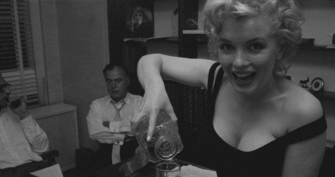 Marilyn Monroe Pouring A Drink For Husband Arthur Miller 1958 : r/OldSchoolCool Marilyn Monroe Pouring A Drink For Husband Arthur Miller 1958 : r/OldSchoolCool