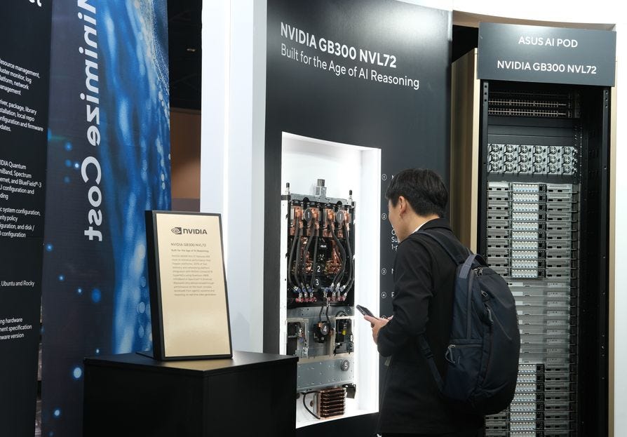 華碩 AI POD:NVIDIA GB300 NVL72 機櫃(圖:華碩官方新聞稿) 華碩 AI POD:NVIDIA GB300 NVL72 機櫃(圖:華碩官方新聞稿)