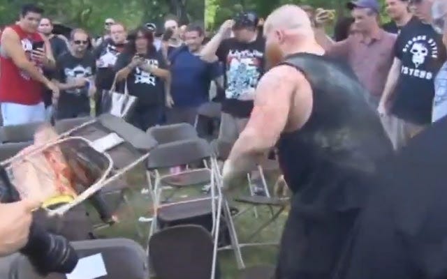 [Screenshot: Tremont in the crowd]