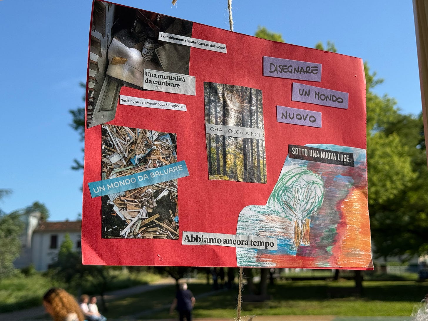 Cartellone partecipativo realizzato durante l’iniziativa Col.M.A.Te. a Forlì, con collage e messaggi sulla crisi climatica e la necessità di disegnare un mondo nuovo. Un invito collettivo alla memoria attiva e alla giustizia ambientale.