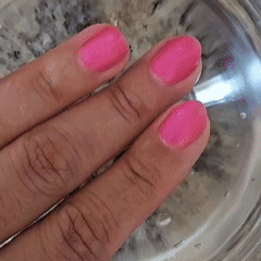 GIF em que mostro minhas mãos na água. Na água fria, meu esmalte fica rosa, na água quente, fica roxo.
