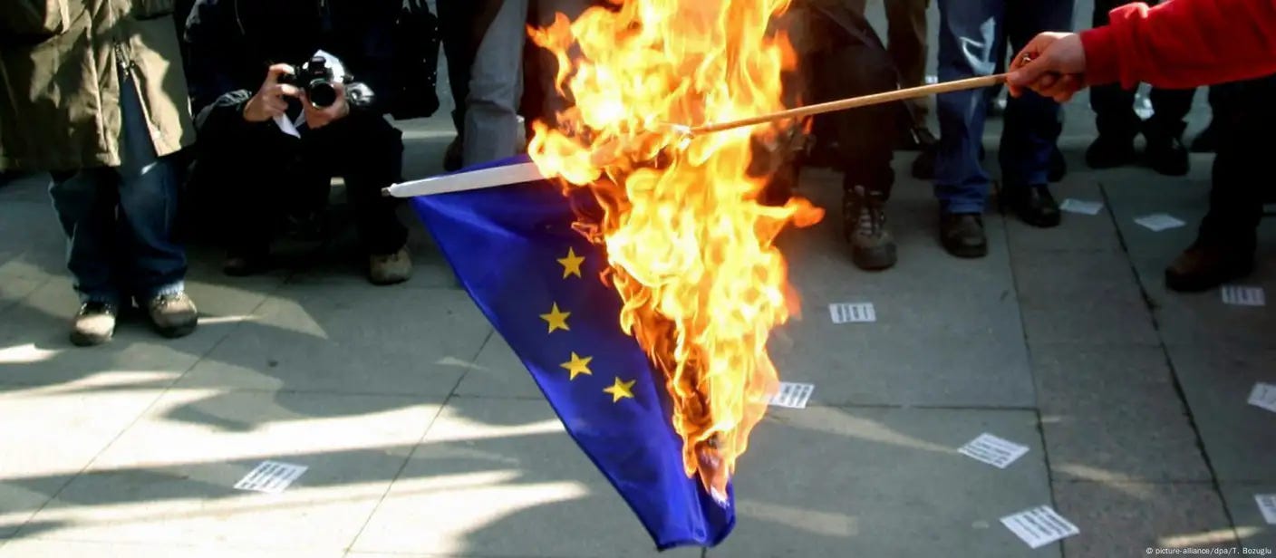 Germany makes burning foreign flags jailable offense – DW – 05/15/2020