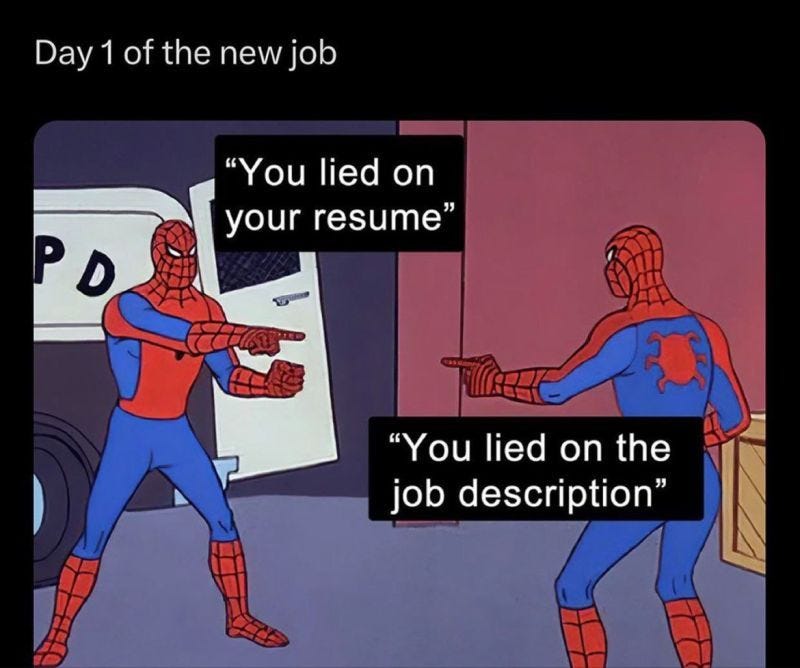 Meme. Un spiderman le dice al otro: mentiste en tu cv; tú mentiste en la descripción del puesto.