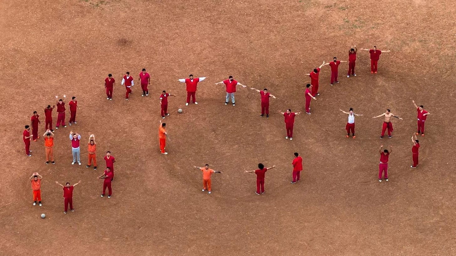 Imagen captada por un drone de detenidos formando la sigla SOS en el patio del Centro de Detención Bluebonnet, donde están retenidos los migrantes venezolanos, en Anson, Texas, el 28 de abril de 2025. REUTERS/Paul Ratje 