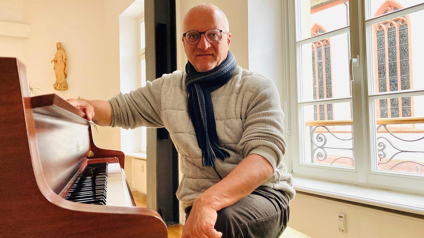 Uwe Serr war Studienrat am Pädagogium und war außerdem Kantor und Organist in der Stiftskirche. Uwe Serr war Studienrat am Pädagogium und war außerdem Kantor und Organist in der Stiftskirche.