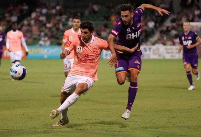 Adrián Sardinero durante un partido del Perth Glory contra el Adelaide United Adrián Sardinero durante un partido del Perth Glory contra el Adelaide United