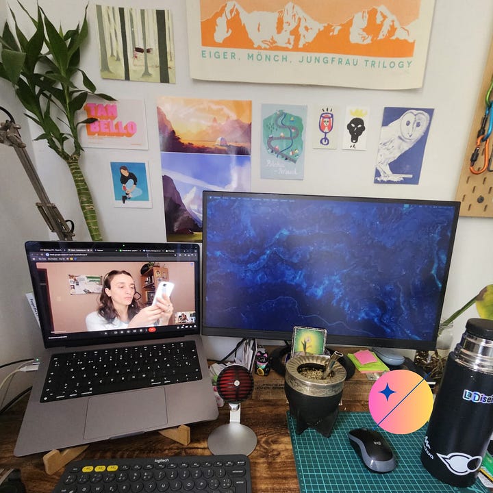 Grabación del podcast coordenadas mostrando dos escritorios: el de Floren en Barcelona y el de Cata en Córdoba