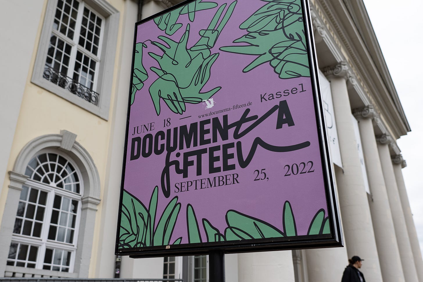 Schwarze Säulen am Museum Fridericianum verkünden documenta-Themen |  deutschlandfunkkultur.de