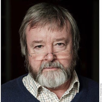 La cara de un hombre con traje y lentes

El contenido generado por IA puede ser incorrecto.