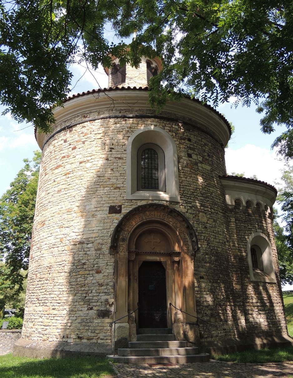 A round stone building with a round door

AI-generated content may be incorrect.