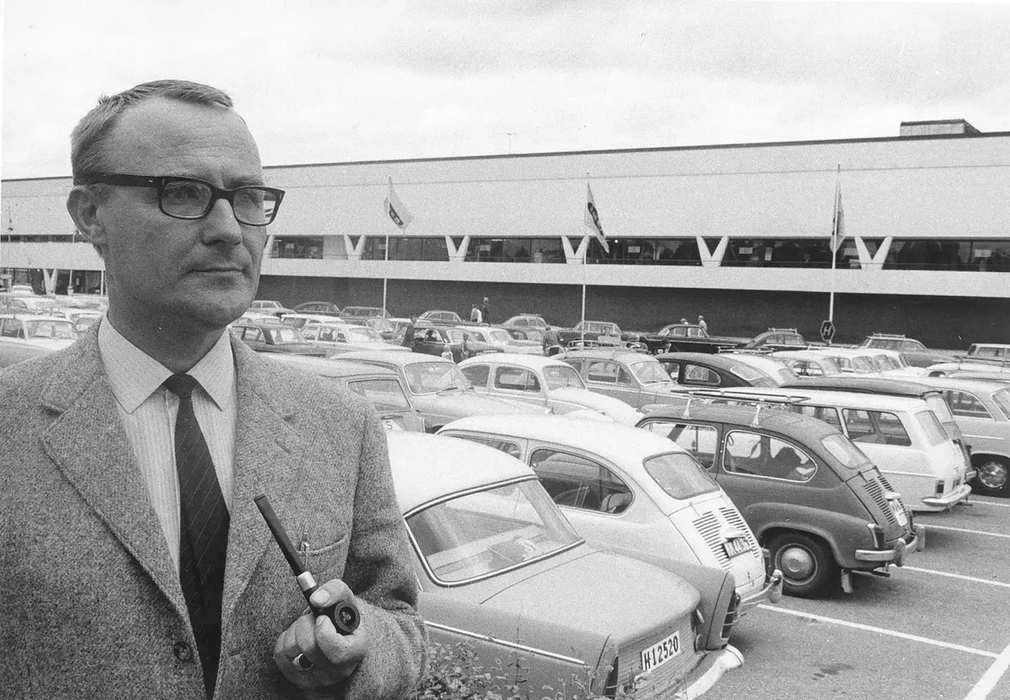 Ingvar Kamprad, en el exterior de la primera tienda IKEA en Älmhult (Suecia). Ingvar Kamprad, en el exterior de la primera tienda IKEA en Älmhult (Suecia).
